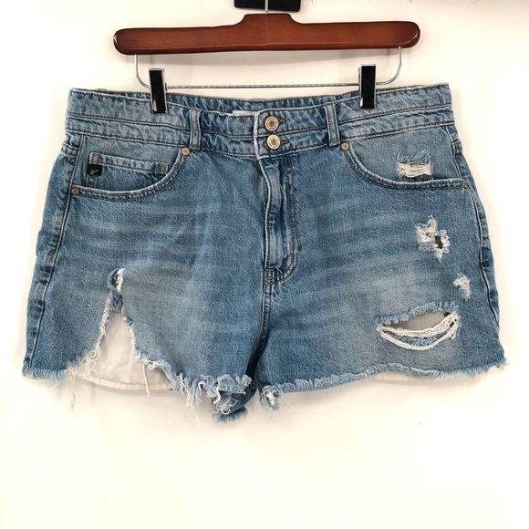 KANCAN Sarah High Rise Fray Hem Mom Shorts 15 / 31 Light Blue Denim Cut Off Rips - Picture 2 of 10